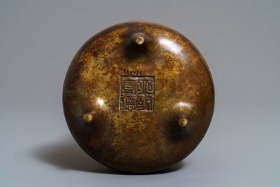 Un br&ucirc;le-parfum tripod en bronze, marque de Xuande, Chine, 19&egrave;me