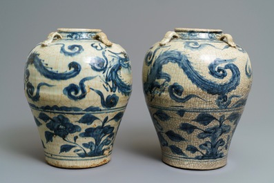 Une paire de vases en porcelaine de Chine bleu et blanc dite 'de Swatow', Ming