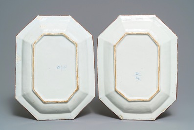 Une paire de grands plats armori&eacute;s en fa&iuml;ence polychrome de Delft, 18&egrave;me