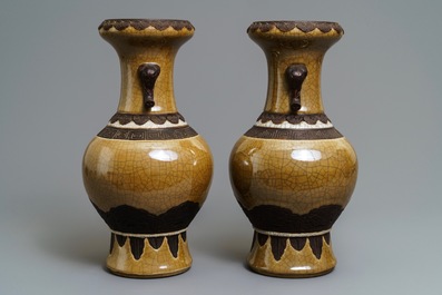 Une paire de vases en porcelaine de Chine monochrome dite &quot;de Nankin&quot;, 19&egrave;me