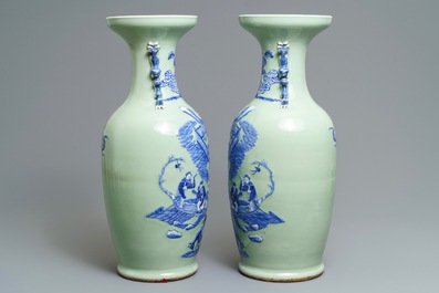 Een paar Chinese blauwwitte op celadon fondkleur vazen met onsterfelijken, 19e eeuw