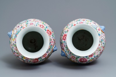 Une paire de vases en porcelaine de Chine famille rose, marque de Qianlong, R&eacute;publique, 20&egrave;me