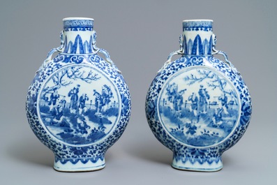 Een paar Chinese blauwwitte moonflask vazen, 19e eeuw