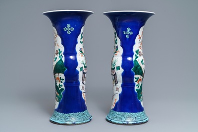 Une paire de vases en porcelaine de Chine famille verte &agrave; fond bleu poudr&eacute;, marque de Kangxi, 19&egrave;me
