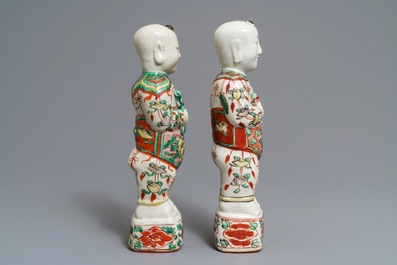Deux figures des fr&egrave;res Hoho en porcelaine de Chine famille verte, Kangxi