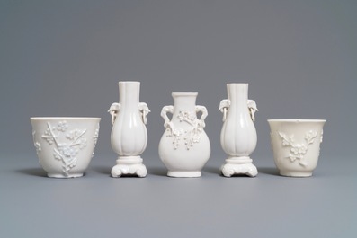 Trois vases et deux tasses en porcelaine blanc de Chine &agrave; d&eacute;cor en relief, Kangxi et apr&egrave;s