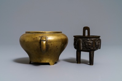 Twee Chinese driepotige bronzen wierookbranders, 17/18e eeuw