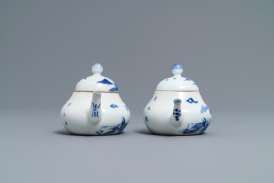 Une paire de th&eacute;i&egrave;res en porcelaine de Chine 'Bleu de Hue' pour le Vietnam, 19&egrave;me