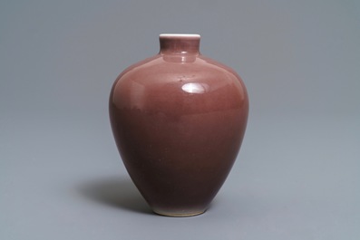 Een Chinese monochrome leverrode vaas, Xuande merk, 19e eeuw