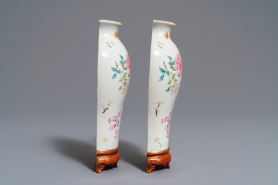 Een paar Chinese wandvaasjes met floraal decor, Qianlong merk, 19/20e eeuw