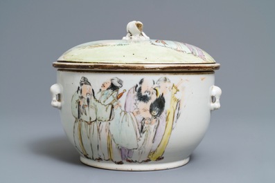 A square Chinese qianjiang cai vase and a tureen and cover, 19/20th C.