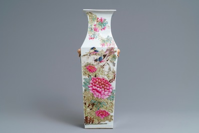 Un vase de forme carr&eacute; en porcelaine de Chine qianjiang cai, sign&eacute; Ma Qing Yun, dat&eacute; 1907