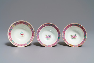 Trois bols en porcelaine de Chine famille rose pour le march&eacute; Peranakan ou Straits, 19&egrave;me