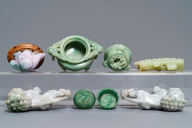 Een gevarieerde collectie Chinese sculptuur in jade en jade&iuml;et, 19/20e eeuw