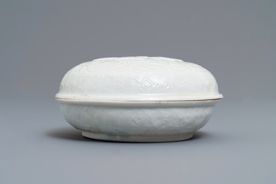 Une bo&icirc;te couverte en porcelaine blanc de Chine de Dehua &agrave; d&eacute;cor en relief, marque en creux, Kangxi