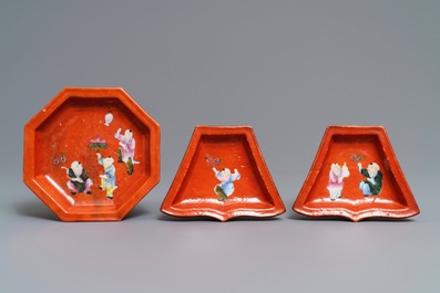 Un ensemble &agrave; hors d'oeuvres en porcelaine de Chine famille rose sur fond rouge corail, marque de Qianlong, 19/20&egrave;me