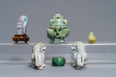 A varied collection of Chinese jade and jadeite carvings, 19/20th C.