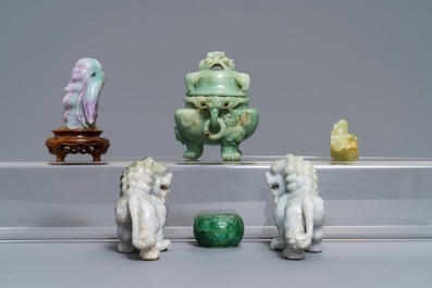 Een gevarieerde collectie Chinese sculptuur in jade en jade&iuml;et, 19/20e eeuw