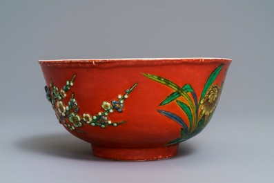 Un bol en porcelaine de Chine &agrave; d&eacute;cor en relief sur fond rouge de corail, 19&egrave;me