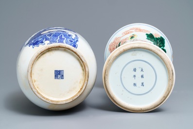 Deux vases en porcelaine de Chine wucai et bleu et blanc, marques de Yongzheng et Wanli, 19&egrave;me