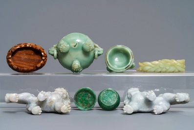 Une collection d'oeuvres en jade et jade&iuml;te sculpt&eacute;, Chine, 19/20&egrave;me