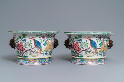 Une paire de jardini&egrave;res de style famille rose en porcelaine de Samson, Paris, 19&egrave;me