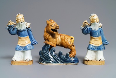 Drie Chinese blauwwitte biscuit figuren, Qianlong