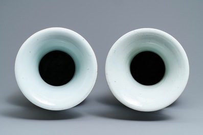 Deux vases en porcelaine de Chine famille rose &agrave; double d&eacute;cor, 19/20&egrave;me
