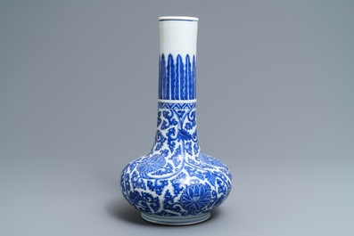 Een blauwwitte Chinese flesvormige vaas met decor van lotusslingers, Kangxi