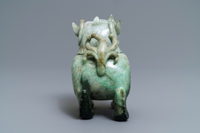 Een Chinese jade&iuml;et wierookbrander in de vorm van een luduan, 19/20e eeuw