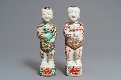 Twee Chinese famille verte figuren van de Hoho broers, Kangxi