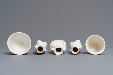 Trois vases et deux tasses en porcelaine blanc de Chine &agrave; d&eacute;cor en relief, Kangxi et apr&egrave;s