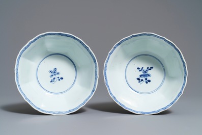 Une paire de bols de forme octagonale en porcelaine de Chine bleu et blanc, Kangxi