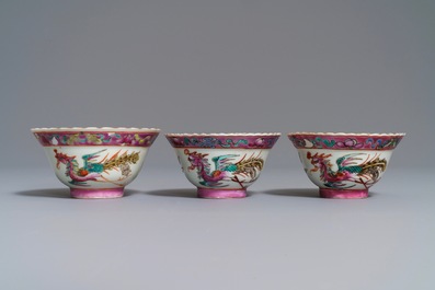 Trois bols en porcelaine de Chine famille rose pour le march&eacute; Peranakan ou Straits, 19&egrave;me