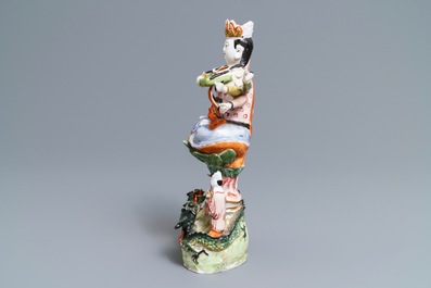 Une figure d'Avalokitesvara &agrave; dix bras en porcelaine de Chine famille rose, R&eacute;publique, 20&egrave;me