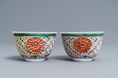 Une paire de bols ajour&eacute;s &agrave; double parois en porcelaine de Chine famille verte, Kangxi