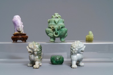 Een gevarieerde collectie Chinese sculptuur in jade en jade&iuml;et, 19/20e eeuw