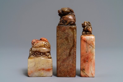 Drie Chinese zegels van kalligrafen in gesculpteerde steen, 19/20e eeuw