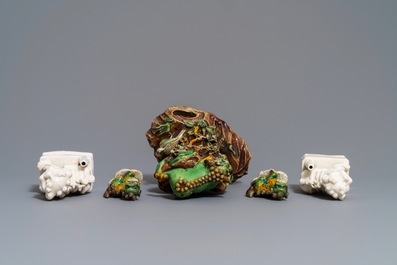 Une collection de lions bouddhistes en porcelaine blanc de Chine et biscuit famille verte, Kangxi