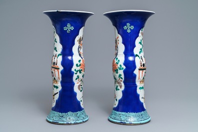 Une paire de vases en porcelaine de Chine famille verte &agrave; fond bleu poudr&eacute;, marque de Kangxi, 19&egrave;me