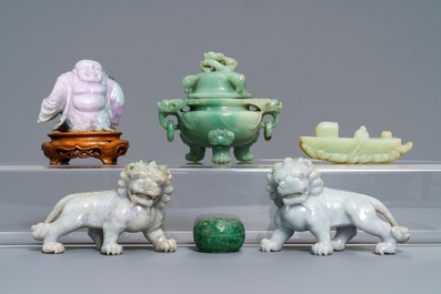 Une collection d'oeuvres en jade et jade&iuml;te sculpt&eacute;, Chine, 19/20&egrave;me