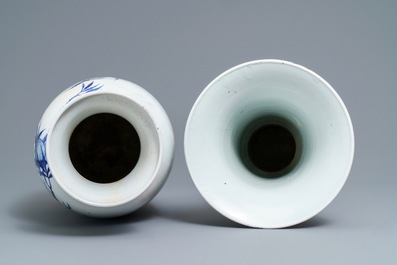 Deux vases en porcelaine de Chine wucai et bleu et blanc, marques de Yongzheng et Wanli, 19&egrave;me