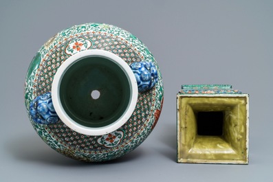 Een vierkante Chinese famille verte 'krijgers' vaas en een wucai 'mythische dieren' vaas, 19e eeuw