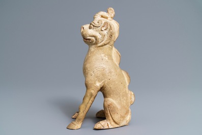 Een Chinees aardewerken model van een kylin, Tang