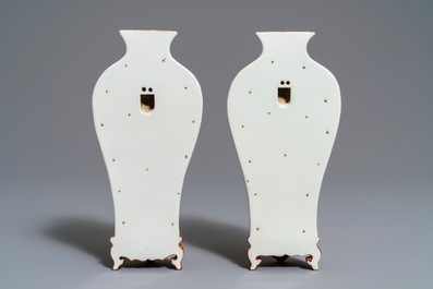 A pair of Chinese wall pocket vases with floral design, Qianlong mark, 19/20th C.