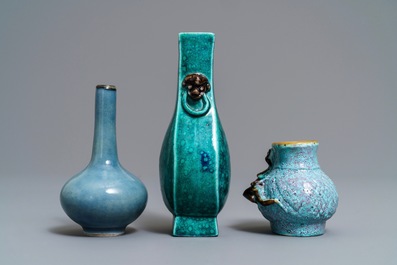 Trois petits vases en porcelaine de Chine monochrome, 19/20&egrave;me