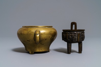Deux br&ucirc;le-parfums tripods en bronze, Chine, 17/18&egrave;me