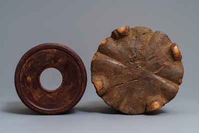 Twee Chinese houten penselenpotten, 19/20e eeuw