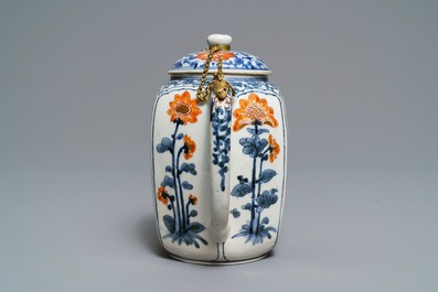 Une grande th&eacute;i&egrave;re en porcelaine de Japon &agrave; d&eacute;cor en bleu, blanc, rouge de fer et dor&eacute;, Edo, 17&egrave;me
