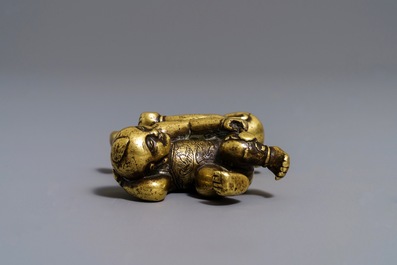 Een Chinees verguld bronzen scrollgewicht in de vorm van de Hoho broers, 18/19e eeuw